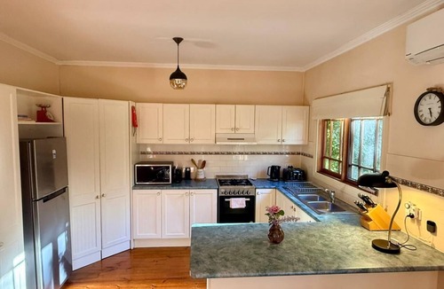 Leura Cottage | Family and Pet friendly leura cottage, Walk to Village, Fireplace, Outdoor deck