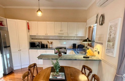 Leura Cottage | Family and Pet friendly leura cottage, Walk to Village, Fireplace, Outdoor deck