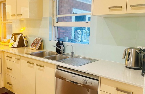 Freshwater House | Family Beach House in Freshwater 4bdrm. SUN Deck. WALK to Beach. Pet's Welcome.