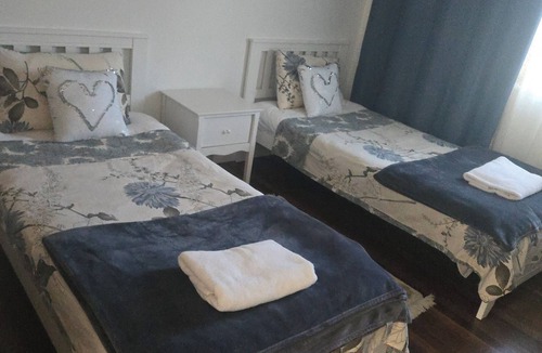 Upper Mount Gravatt House | Family Friendly 3BR Home WiFi Parking Sleeps 6