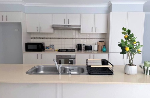 Kellyville Ridge House | Family-Friendly 4BR Retreat|Minutes to Stanhope LC