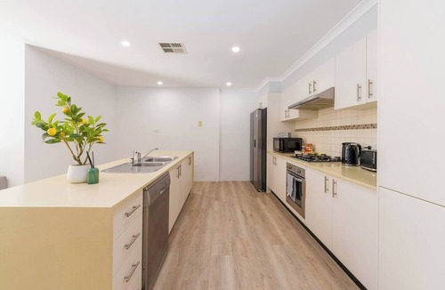 Kellyville Ridge House | Family-Friendly 4BR Retreat|Minutes to Stanhope LC