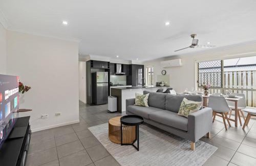 Coomera House | Family Friendly 3 Bedroom Home Near Theme Parks and Shops