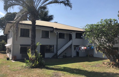 Redlynch House | Family Friendly- Large Home Apartment (Free NETFLIX, WI-Fi, Air con, BBQ)