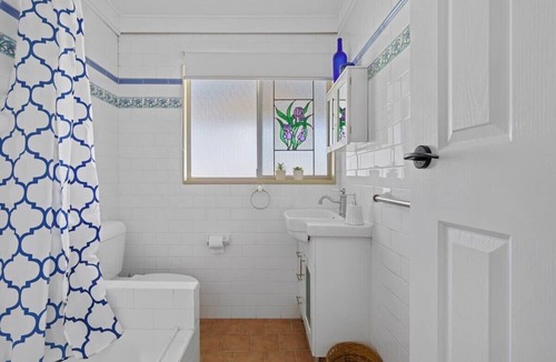 Tuggerawong House | Family-friendly Waterfront Home with Pool + Games