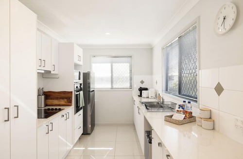 Rocklea Apartment | Family Rocklea 3BR | Spacious | Parking | 219D3