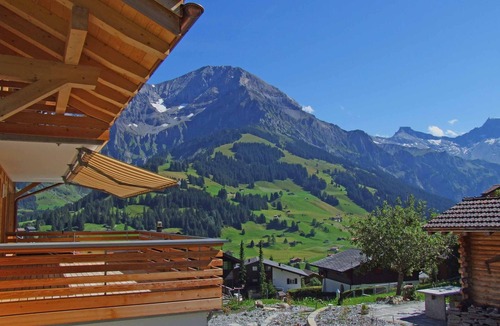 Adelboden Apartment | First-class vacation apartment with top views of the mountains.