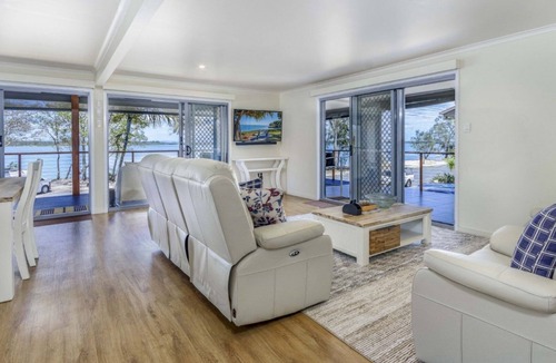 Bellara Apartment | Fishing & Swimming At Your Doorstep