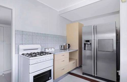 St. Lucia House | Five-Bedroom Heritage Home Close to Brisbane River & CBD - Pet Friendly