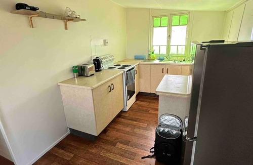 South Townsville House | For work or play city fringe 1 bedroom budget original cottage fast WIFI laundry