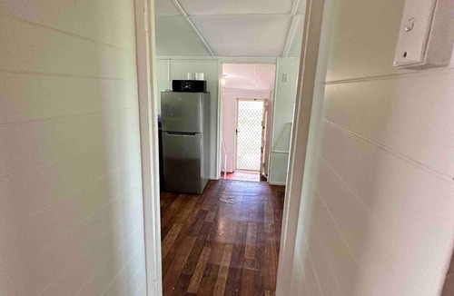 South Townsville House | For work or play city fringe 1 bedroom budget original cottage fast WIFI laundry