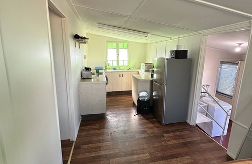 South Townsville House | For work or play city fringe 1 bedroom budget original cottage fast WIFI laundry