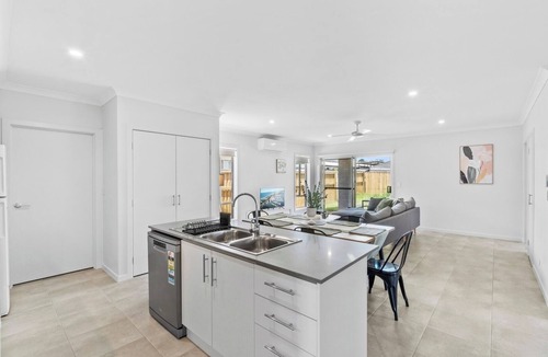 Crestmead House | Fresh and Stylish 4BR Getaway Near Local Parklands