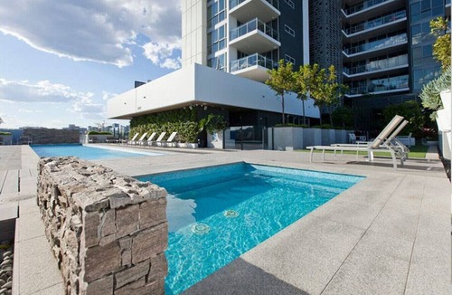 Woolloongabba Apartment | Gabba`s Lookout, Comfy Beds, Pool Spa & Sauna