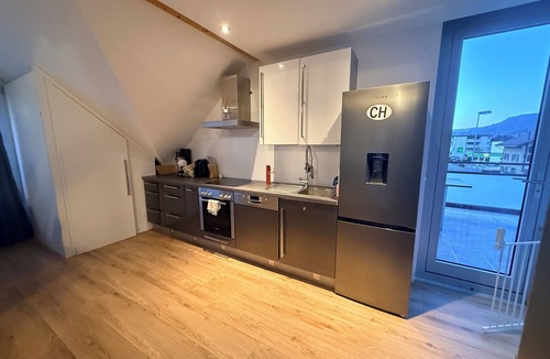 Gwatt Apartment | GalleryLoft Wintertime Lake Thun&Mountainview
