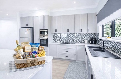 Rosslea House | Getaway on the Green - 4BR Retreat in Rosslea Townsville