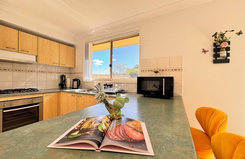 Glenmore Park House | Glenmore Park Family Holiday Home Sleeps 10 Near Blue Mountains, Penrith