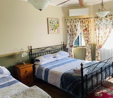 Sarina Bed & Breakfast | GOLDEN LACE B&B