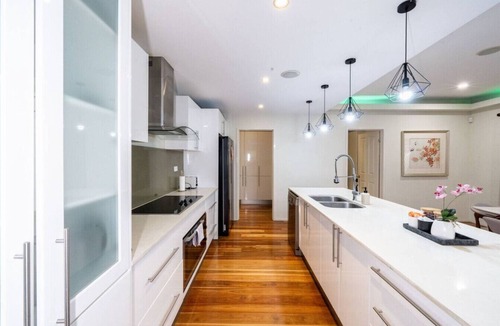 Sunnybank House | Grand Family Retreat: 5BR Oasis M11