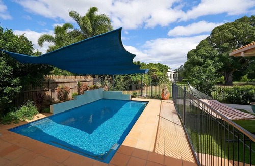 Annandale House | Grand Riverside Retreat – 5BR Pet-Friendly Home in Annandale