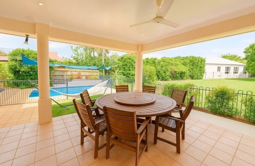 Annandale House | Grand Riverside Retreat – 5BR Pet-Friendly Home in Annandale