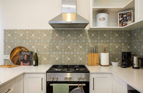Hamilton House | Hamilton Hideaway Pet Friendly near Eateries and Entertainment