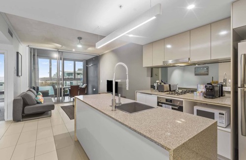 Hamilton Apartment | Hamilton Riverview Apt | Balcony & Pool