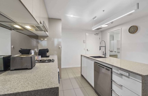 Hamilton Apartment | Hamilton Riverview Apt | Balcony & Pool