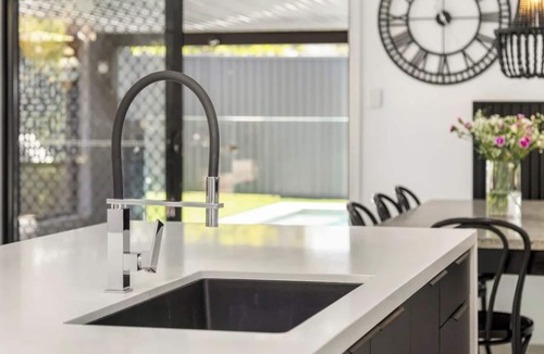 Pimpama House | Hampton Holiday Home with Pool, BBQ & 10 min drive to Theme Parks!