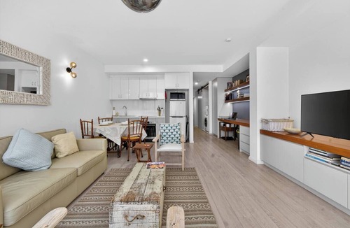 Kings Cross Apartment | Harbour Bridge Lookout Walk to Local Favourites