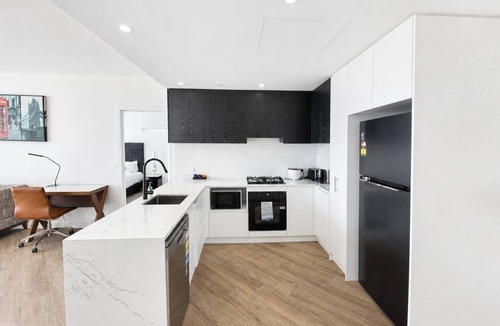 Southport Apartment | Heart of Southport 2BR | Near Tram and Pacific Fair