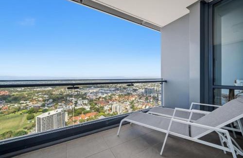 Southport Apartment | High Level Ocean View 3 Bedroom 2 Bathroom Apartment with Free Parking