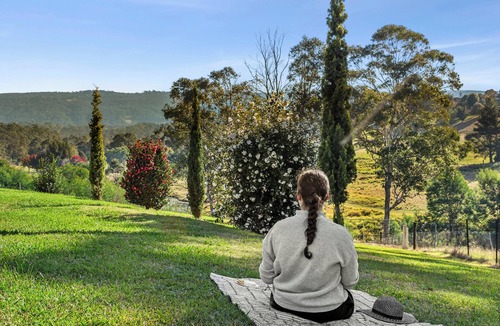 Kurrajong House | Highfields Country Cottages Valley View Sleeps 2 couples 1 Bedroom & QSofa