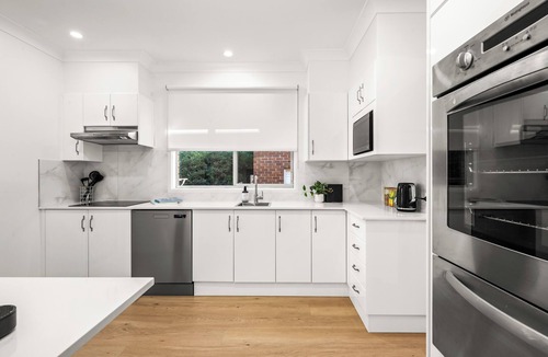 Cooks Hill House | Hillview - Walk to City & Beach - Free Parking