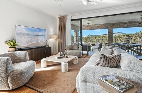 Berry House | Holiday Crescent – Spacious, stylish retreat with pool, perfect