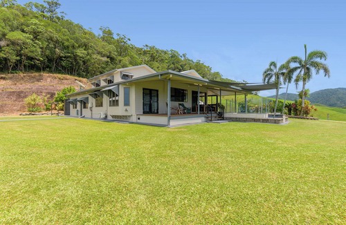 Forest Creek House | Holiday Home with spectacular farmland and mountain views w/plunge pool