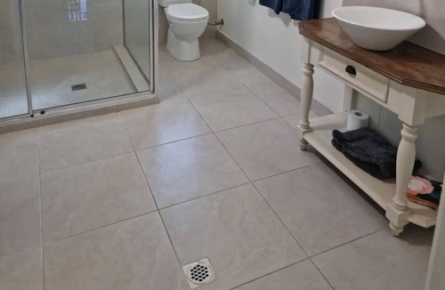 Eimeo House | Holiday house walking distance to the beach, private pool and parking