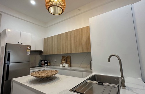 Bondi Beach Apartment | HolidayRento 2BR Beachfront Building Bondi Beach
