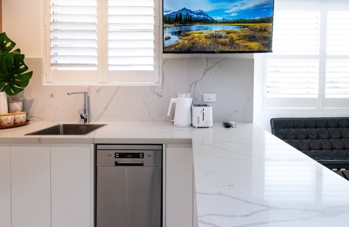 Bondi Apartment | HolidayRento Bondi Rooftop Pool & Air Con Studio