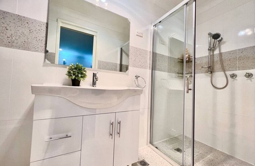 Hornsby House | Hornsby 5BR Peaceful Oasis with Wifi & Garage