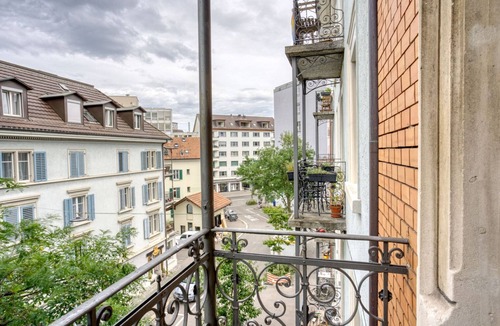 Werd Apartment | Ideal Wiedikon 3.5 Room w/Storage, 1 min to Market, by Blueground