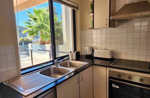 Carina House | Inner City 3 Bedroom 2.5 Bath Parking Wifi