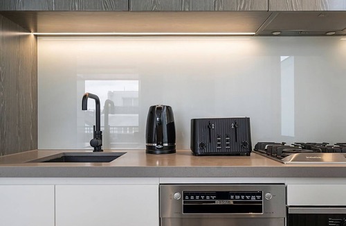 Coogee Apartment | Inviting 2BR Unit w Parking near Coogee Beach