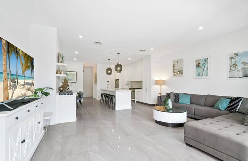 Surfers Paradise House | Island Dreams – Luxury Villa Living in the Heart of Surfers Paradise