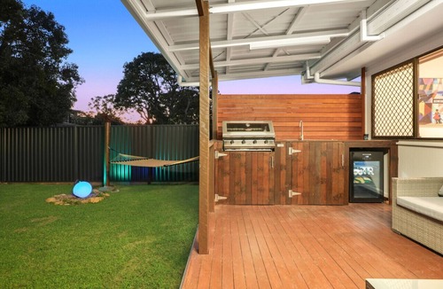 Southport House | jACUZZi gARDeNs! Spa - Fire Pit - Swings - Parking