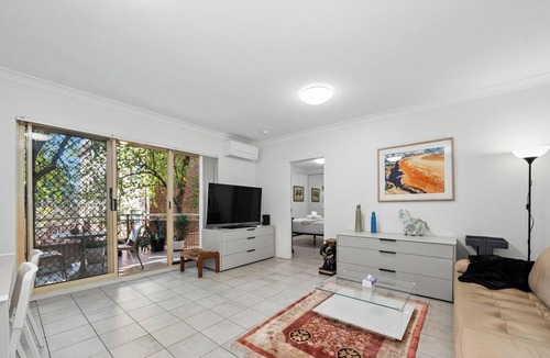 Bexley Apartment | KozyGuru | Bexley | Urban Escape with Leafy Charm