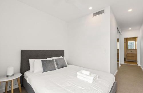 South Brisbane Apartment | KOZYGURU SOUTH BRISBANE KOZY 2 BEDROOMS APT + FREE PARKING BRISBANE ONE QSB001-1203