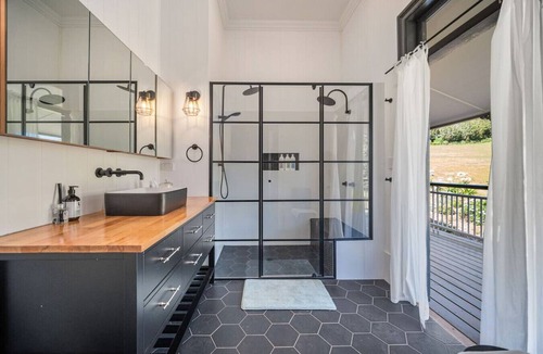 North Tamborine Other | Lake front 5 Acre Farmstead with 2 dwellings