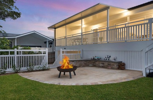 Berkeley Vale House | Lake View Luxury in the Vale