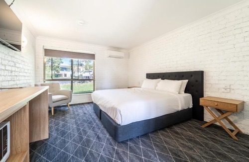 Oak Flats Hotel | Lakeview Hotel Motel